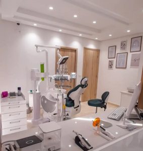 Implant dentaire à Sousse chez médecin dentiste Erij Rejeb