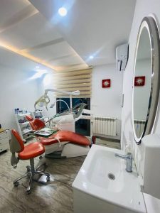 Implantologie et extraction dentaire à Hiboun